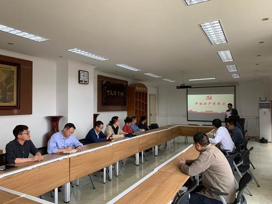 说明: 会议室里的人们描述已自动生成