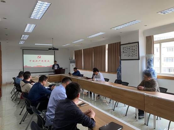 说明: 会议室里的人们描述已自动生成